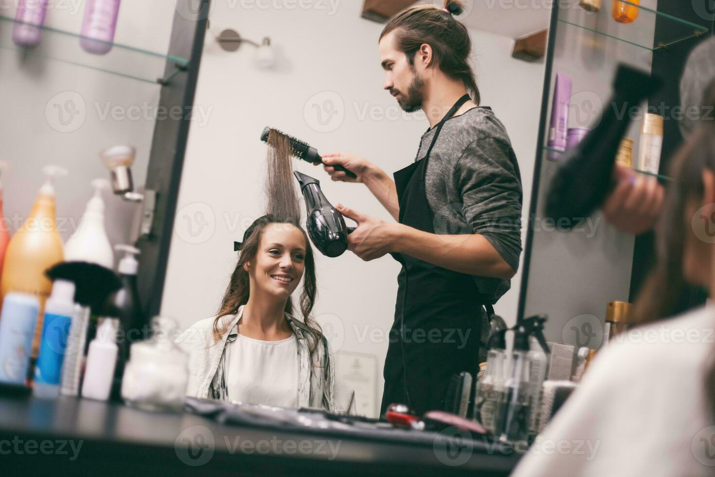 een vrouw Bij een haar- salon foto