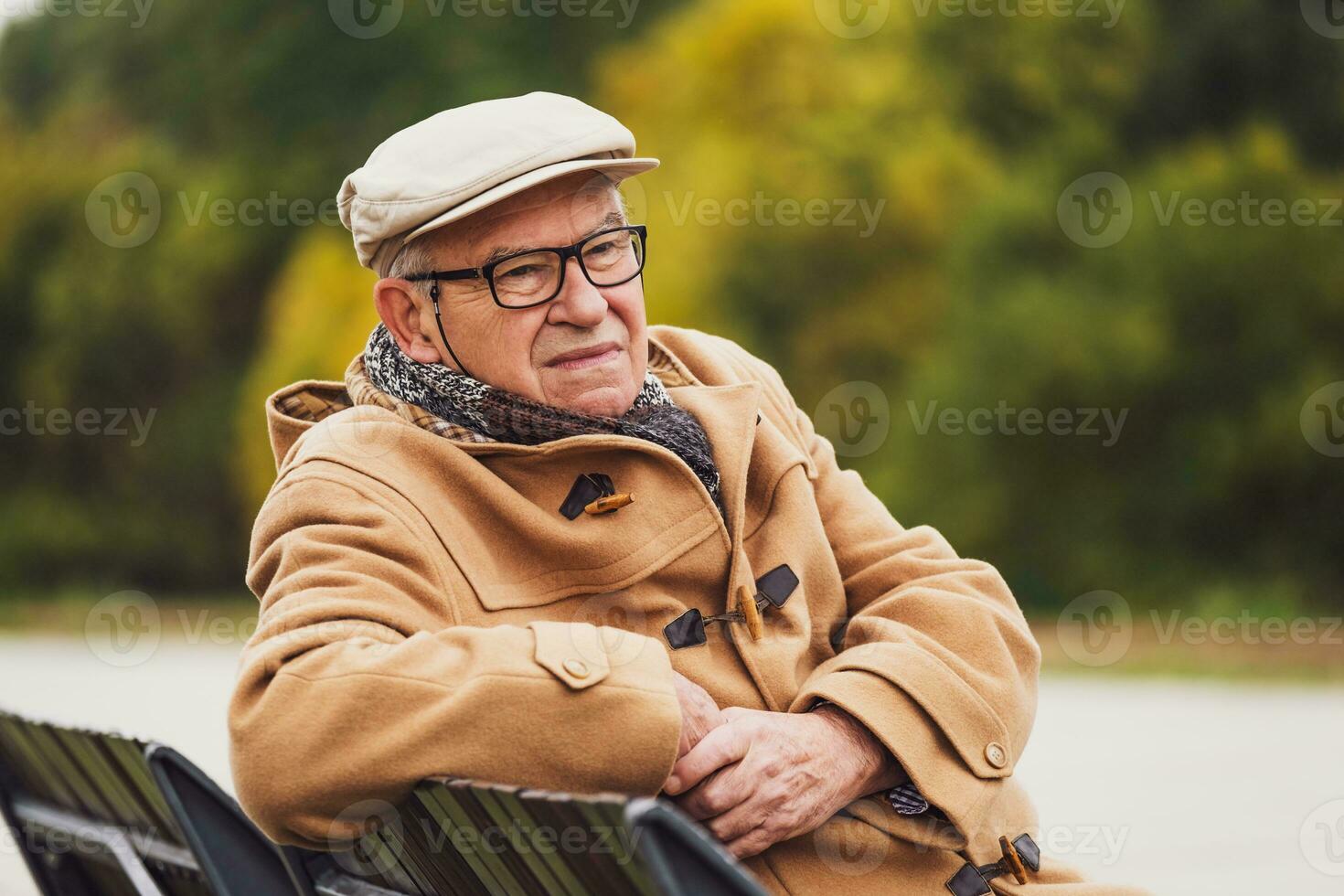 buitenshuis portret van een senior Mens resting Aan een bank foto