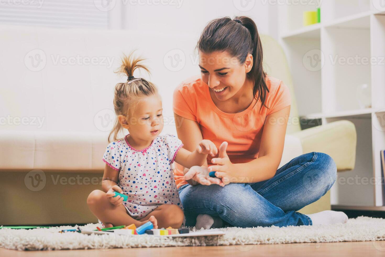 een moeder uitgeven tijd met haar kind foto