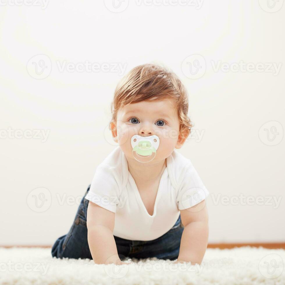 een klein kind Aan de verdieping foto