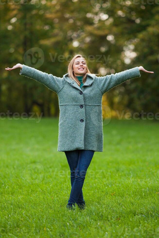 een gelukkig vrouw in de park foto