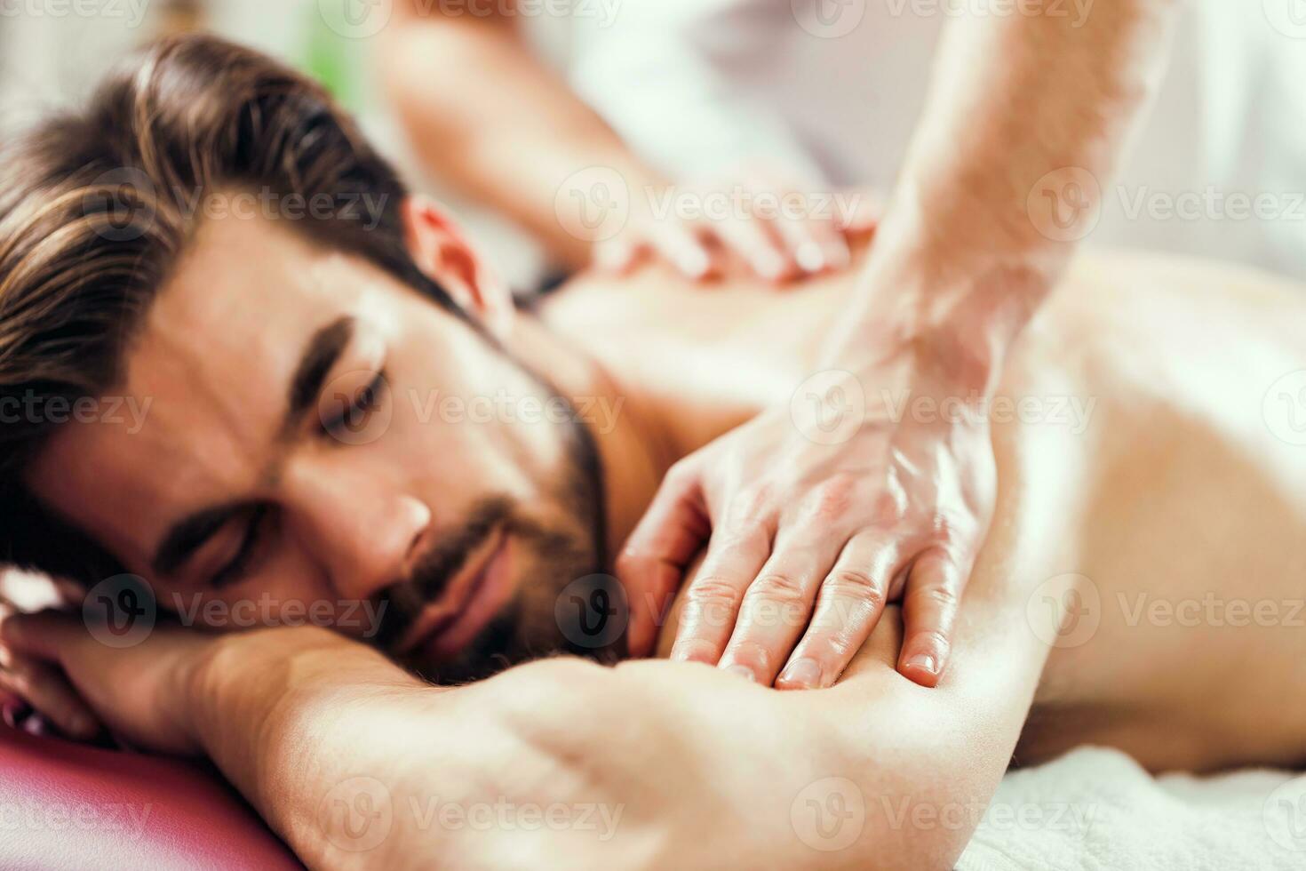 een Mens krijgen een massage foto