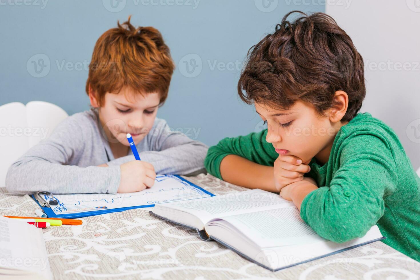 kinderen aan het doen huiswerk foto