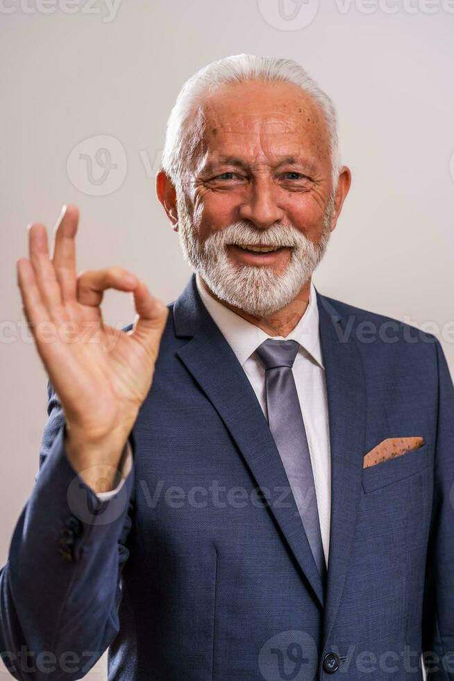 portret van een gelukkig senior zakenman foto