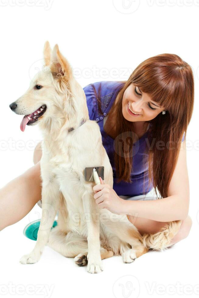 een vrouw uiterlijke verzorging een hond foto