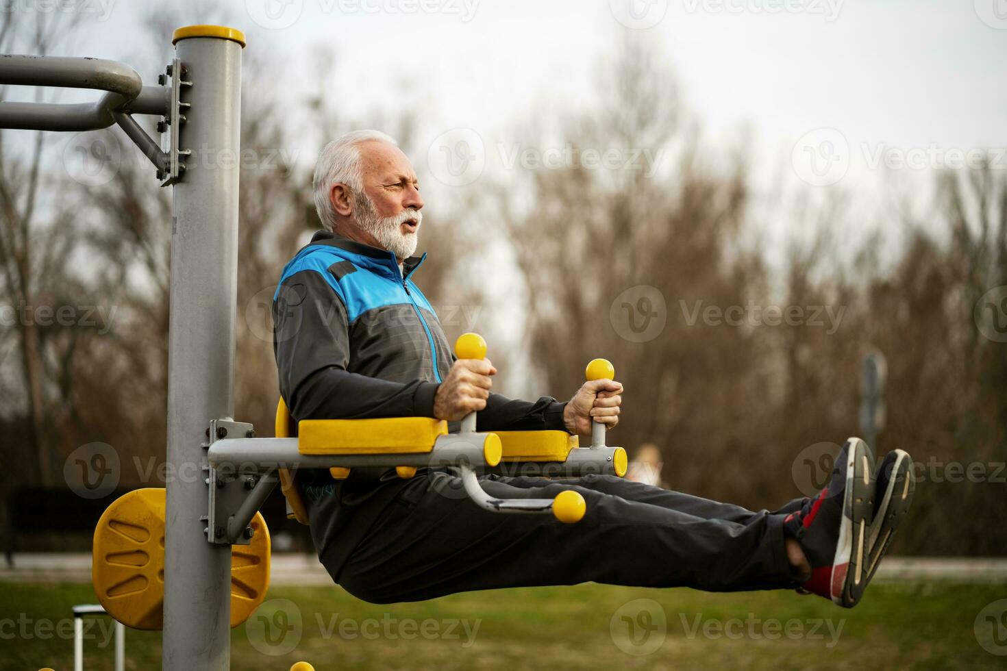 een senior Mens aan het doen fysiek opdrachten foto