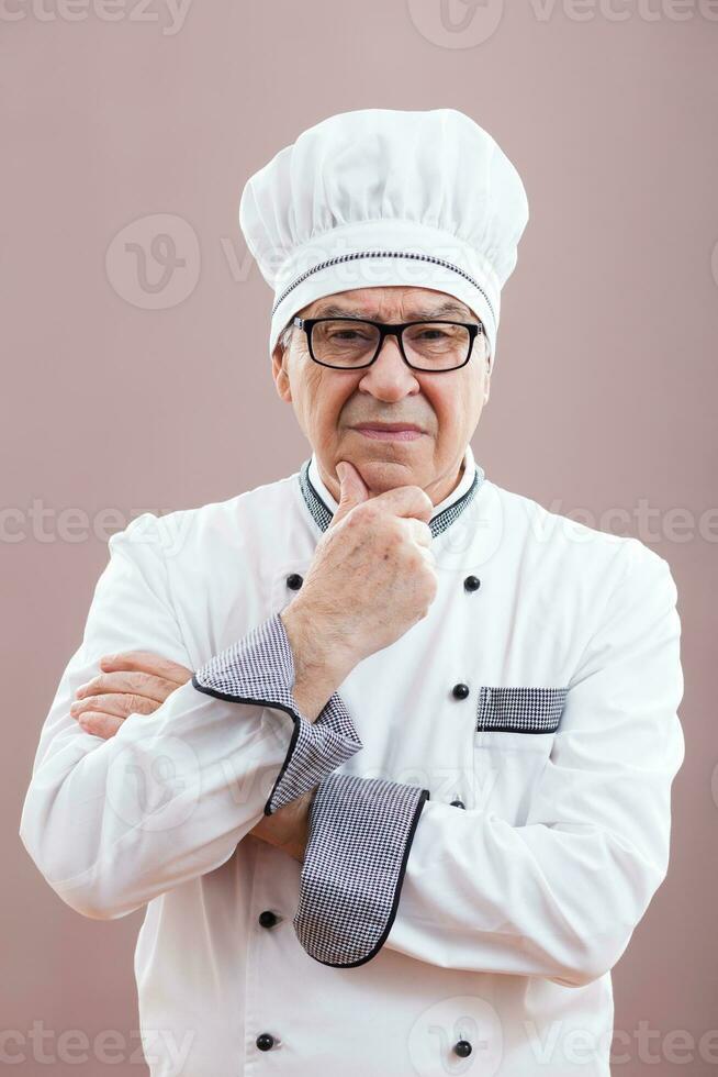 portret van een senior chef foto