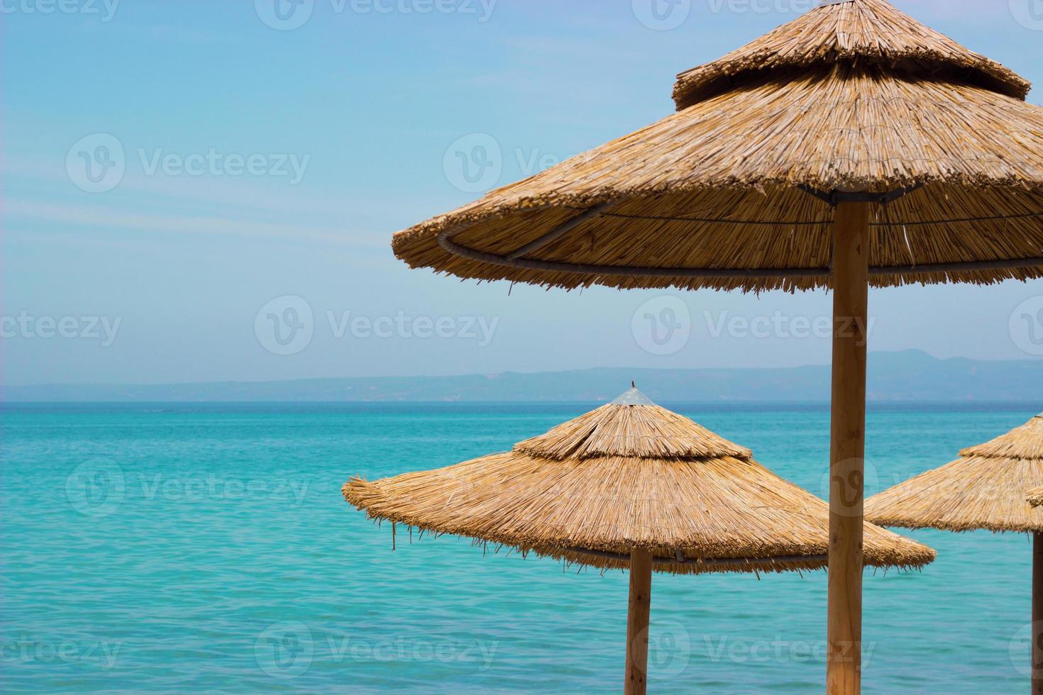 stro parasols op het strand foto