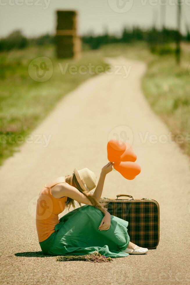 een vrouw Aan de weg foto