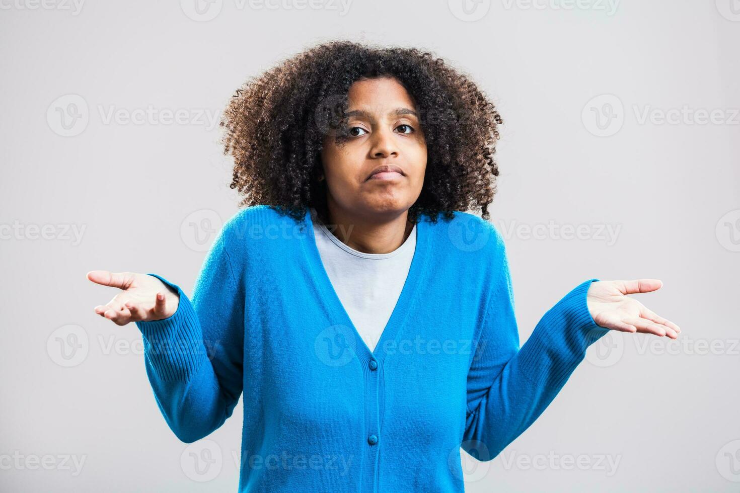 portret van twijfelachtig afro vrouw met een blauw Cardigan foto