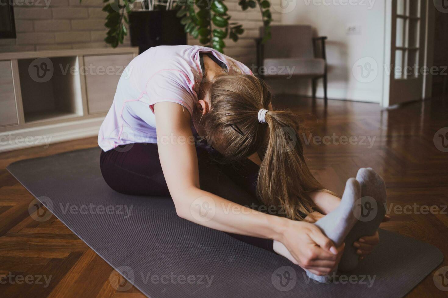 jong vrouw beoefenen pilates en yoga opdrachten Bij huis foto
