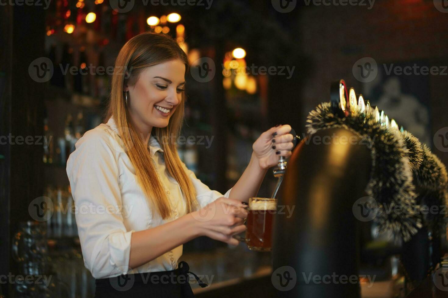 portret van een vrouw wie werken net zo een barman foto