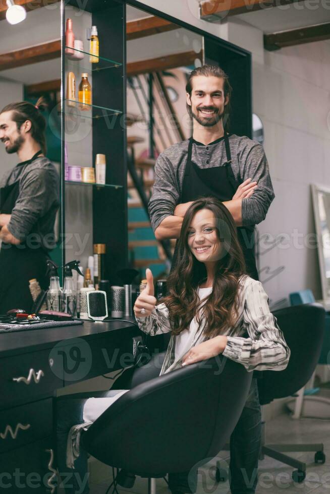 een vrouw Bij een haar- salon foto