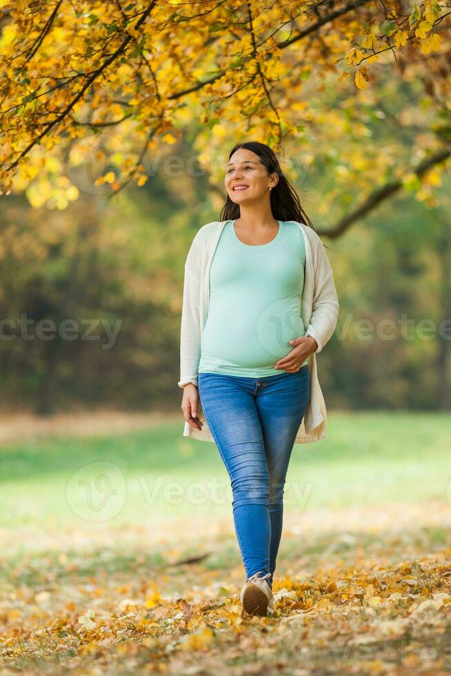 een zwanger vrouw uitgeven tijd buitenshuis foto