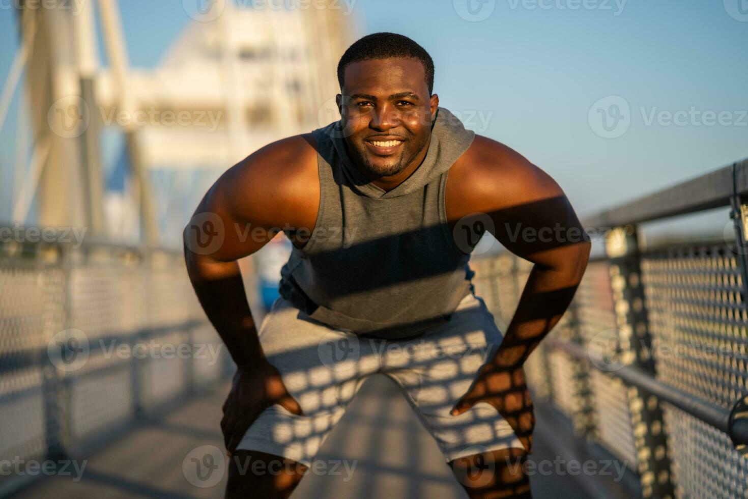 een Afrikaanse Amerikaans Mens aan het doen fysiek opdrachten foto