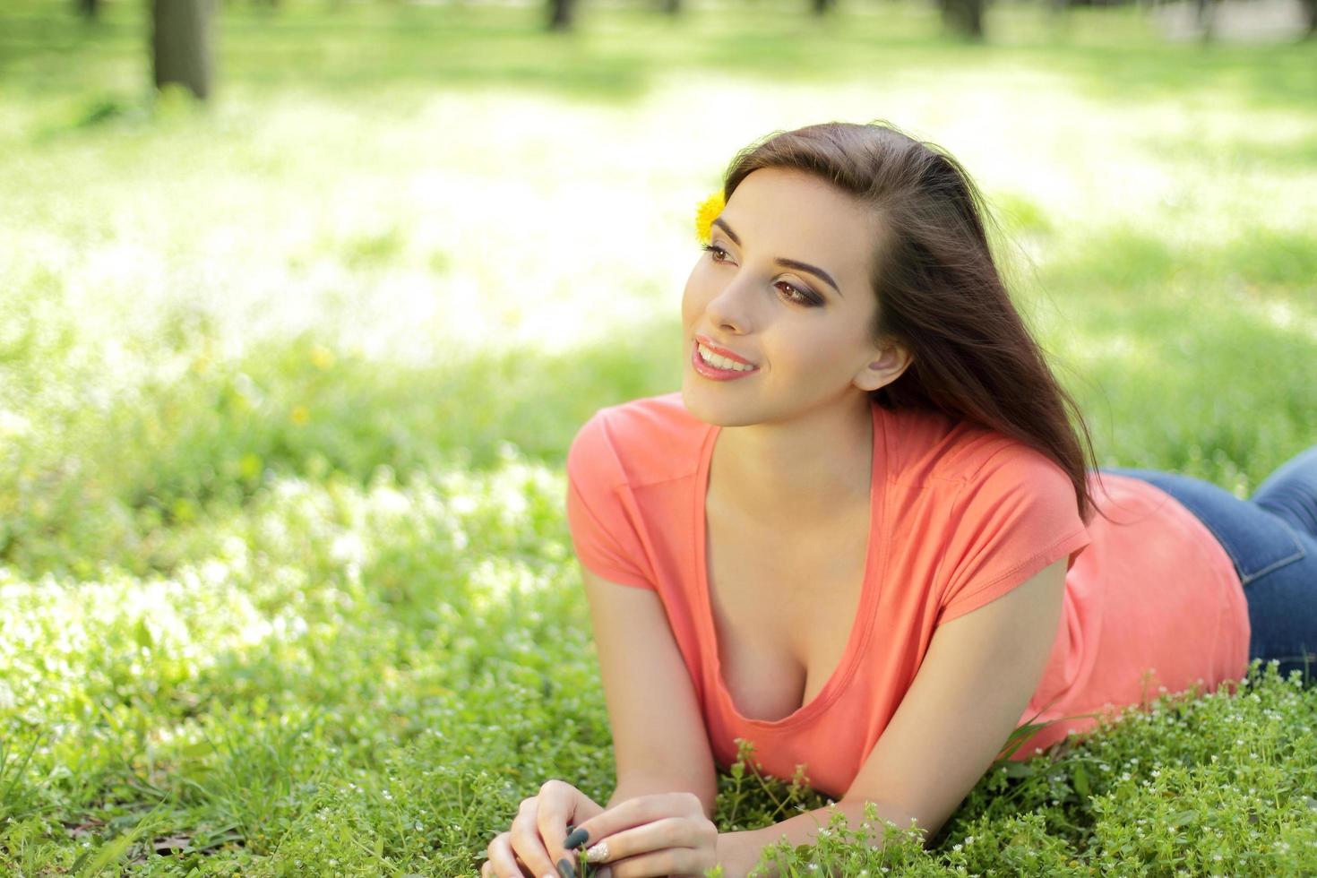 vrouw tot in het gras foto