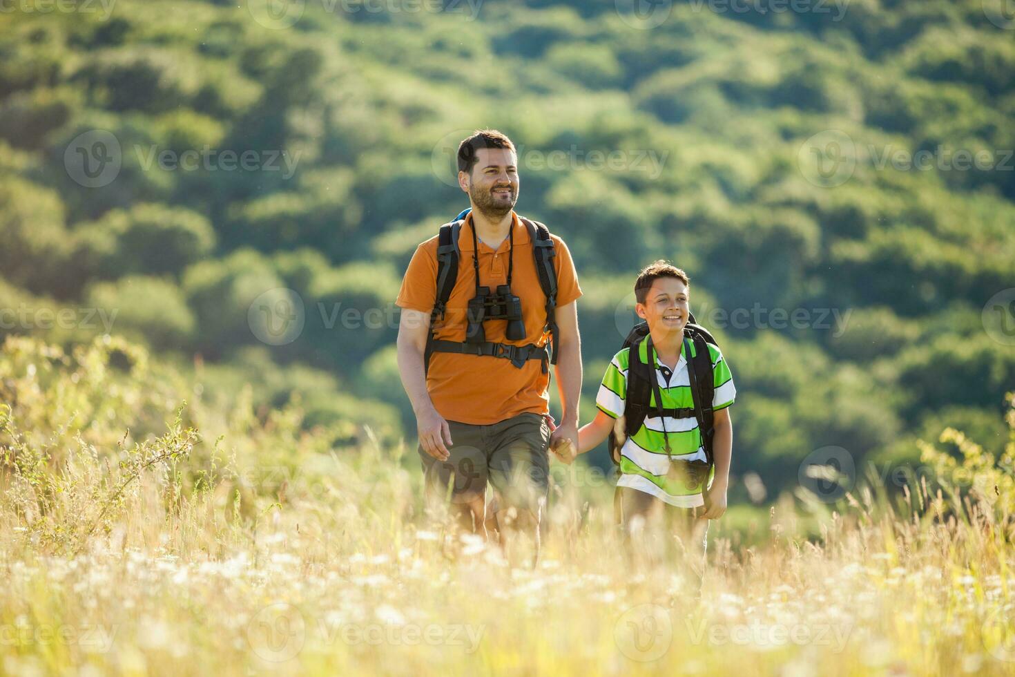 vader en zoon wandelen foto