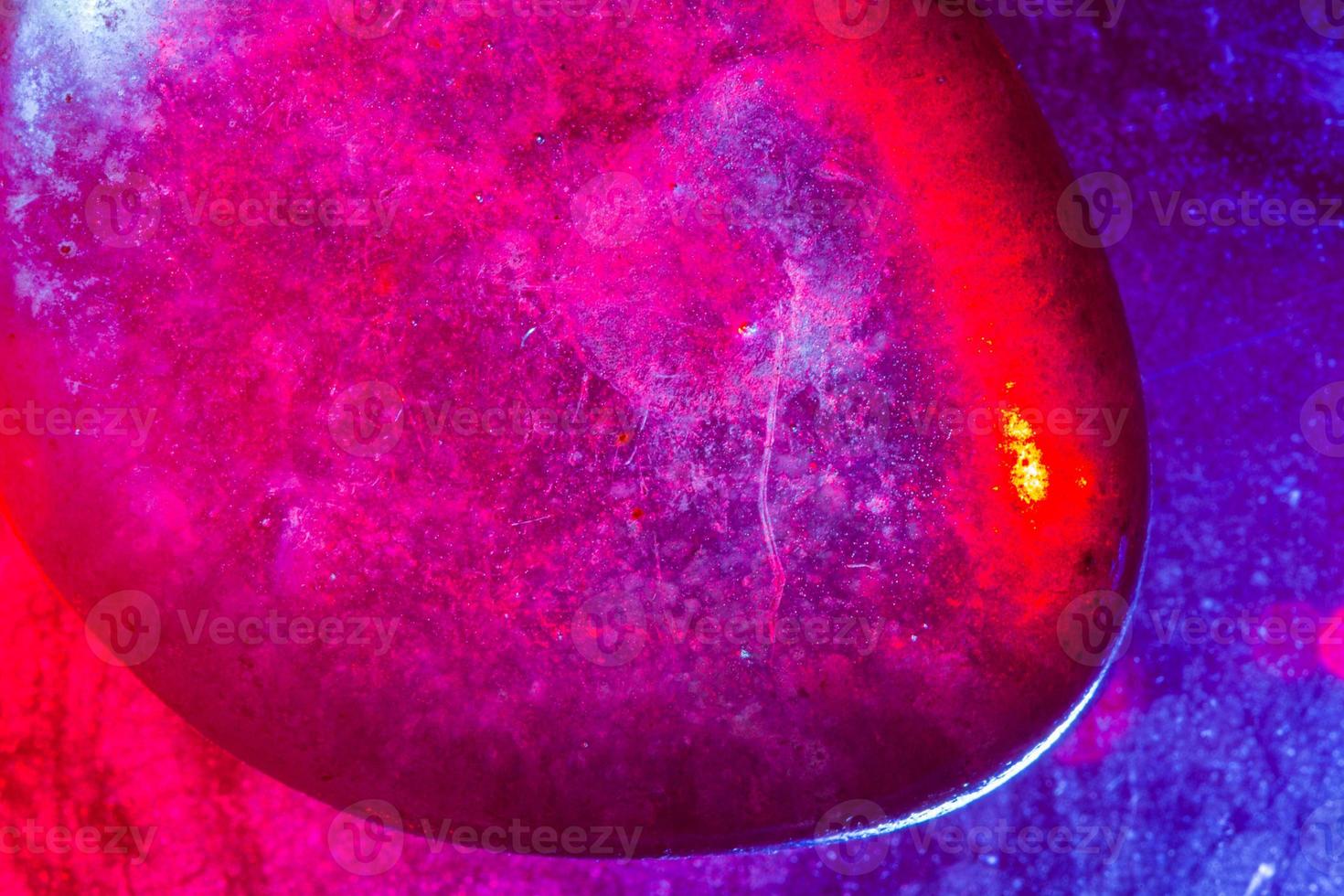 minerale edelsteen kleurrijk verlicht in macro-opname met abstracte details van het ruimtetype foto