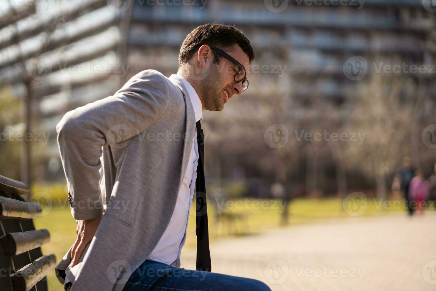 een zakenman zittend Aan een park bank foto