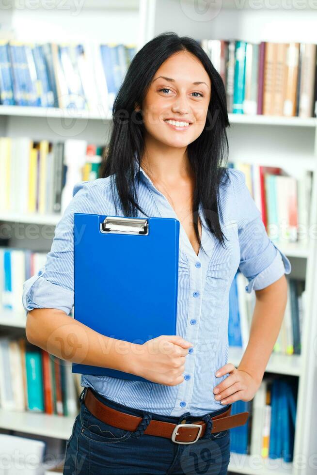 een vrouw Bij de bibliotheek foto