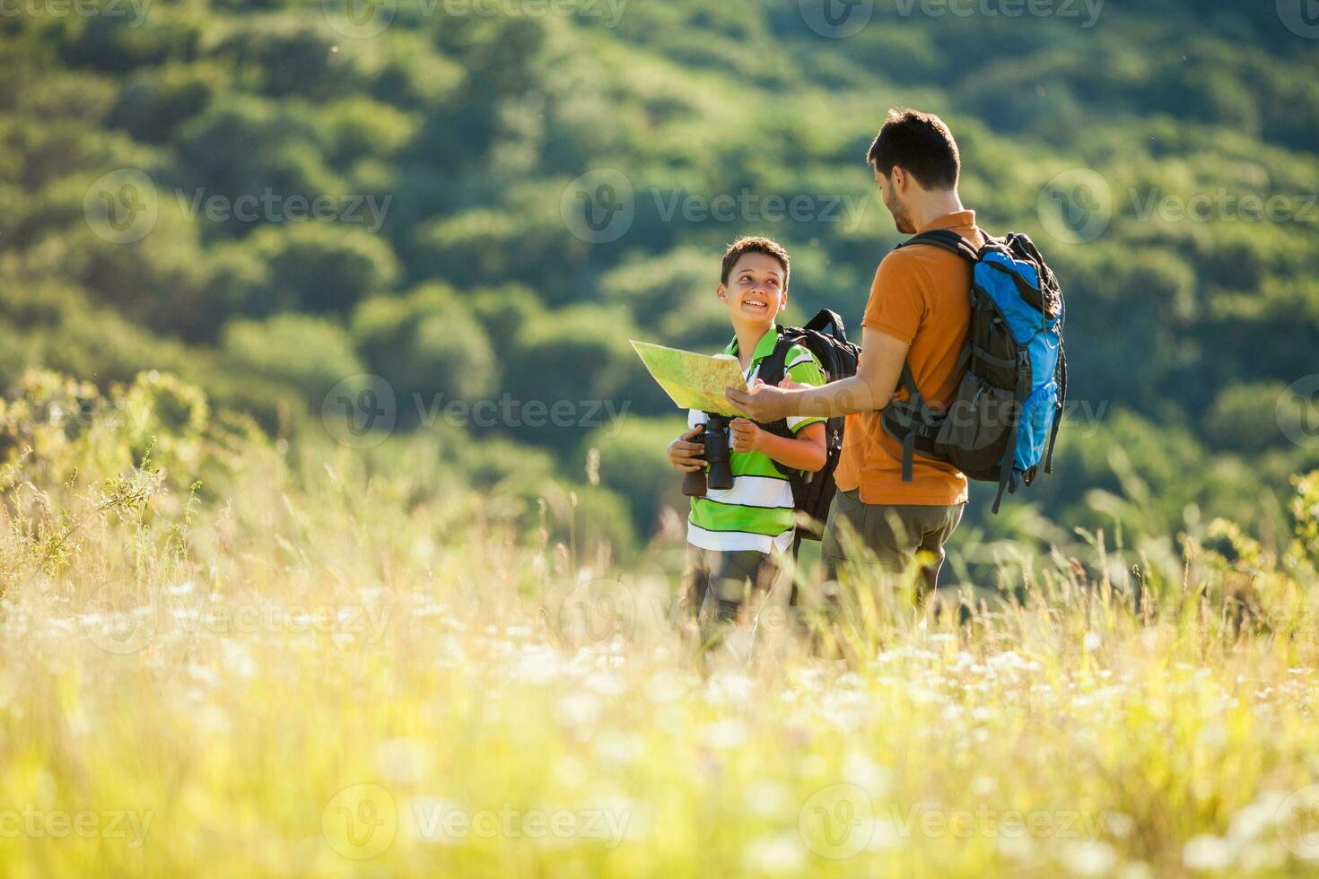 vader en zoon uitgeven tijd buitenshuis foto