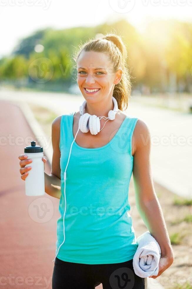 een vrouw Aan een rennen bijhouden foto