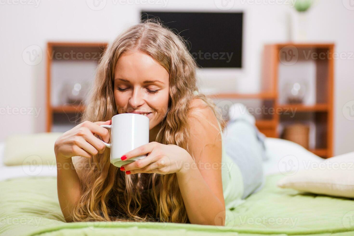 een vrouw in haar slaapkamer foto