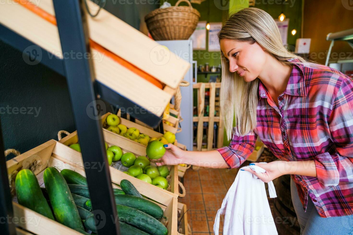 vrouw boodschappen doen in een kruidenier op te slaan foto