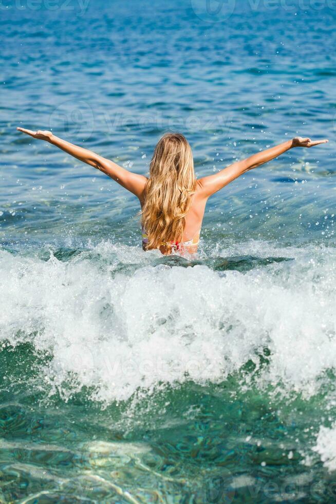 vrouw staand in de zee foto