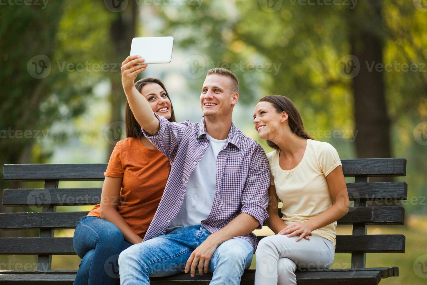 vrienden uitgeven tijd buitenshuis foto