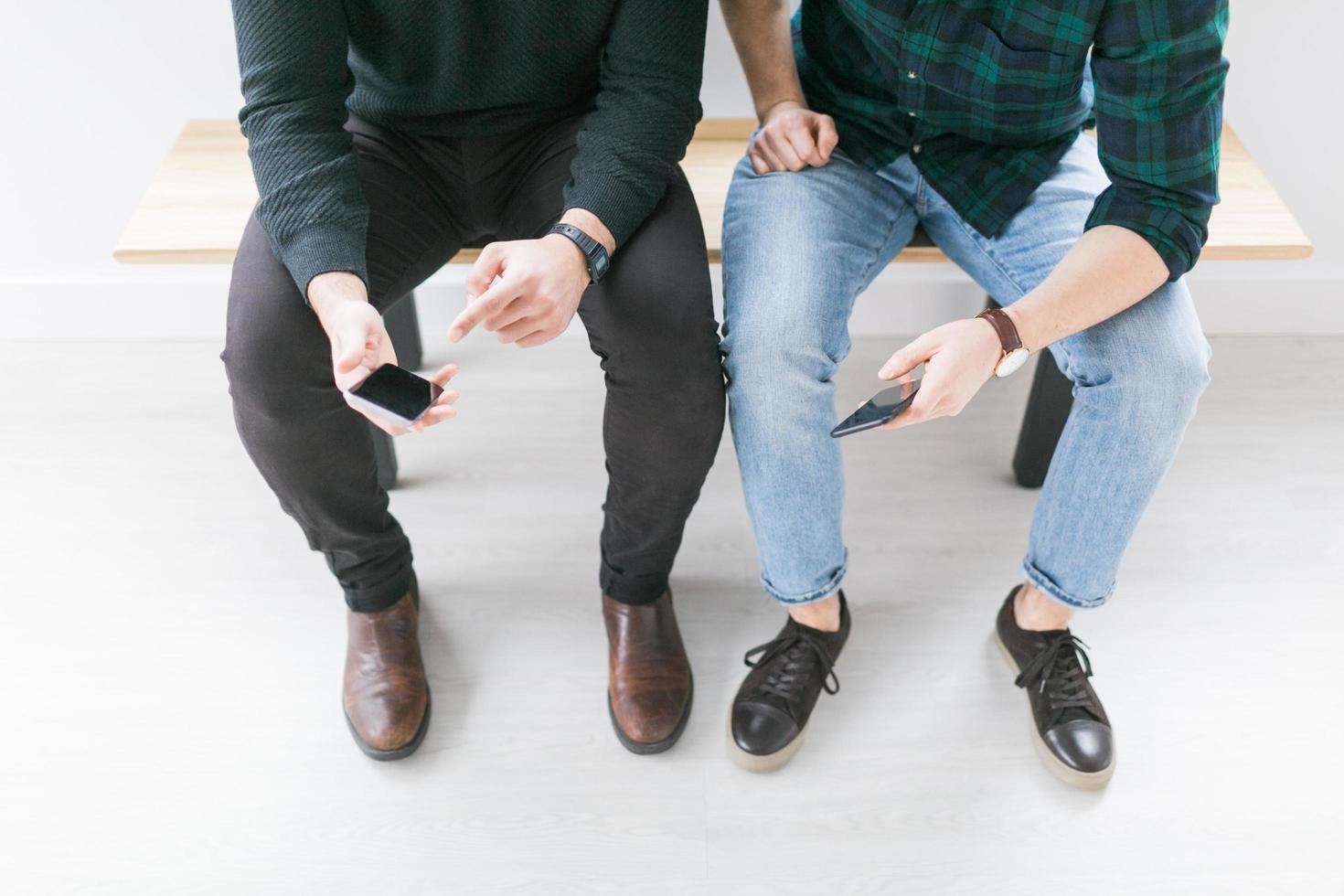 jonge mannen met behulp van slimme telefoons foto