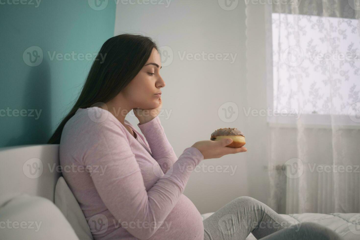 een zwanger vrouw hebben suiker onbedwingbare trek foto