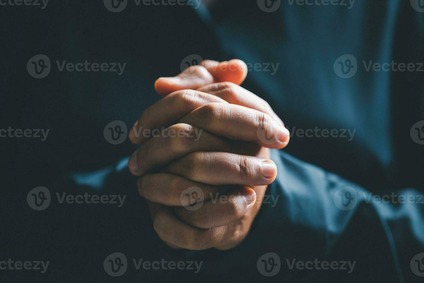 christen leven crisis gebed naar god. vrouw bidden voor god zegen naar wensen hebben een beter leven. vrouw handen bidden naar god met de Bijbel. bedelen voor vergiffenis en van mening zijn in goedheid. foto