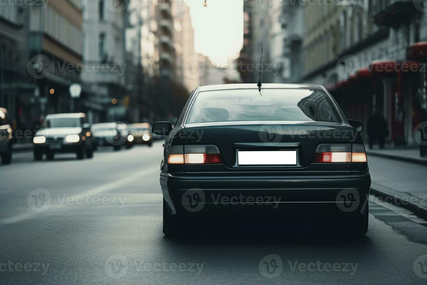 sedans rit Aan straten in de midden- van de stad. achterzijde visie foto