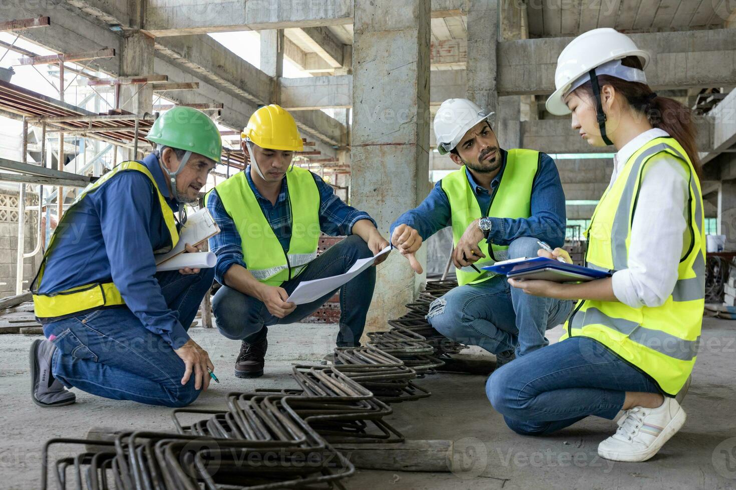 team van ingenieur, architect, aannemer en voorman vergadering en overleg plegen in bouw gebouw plaats voor inspectie in echt landgoed ontwikkeling project industrie welke hebben vergissing en klagen foto