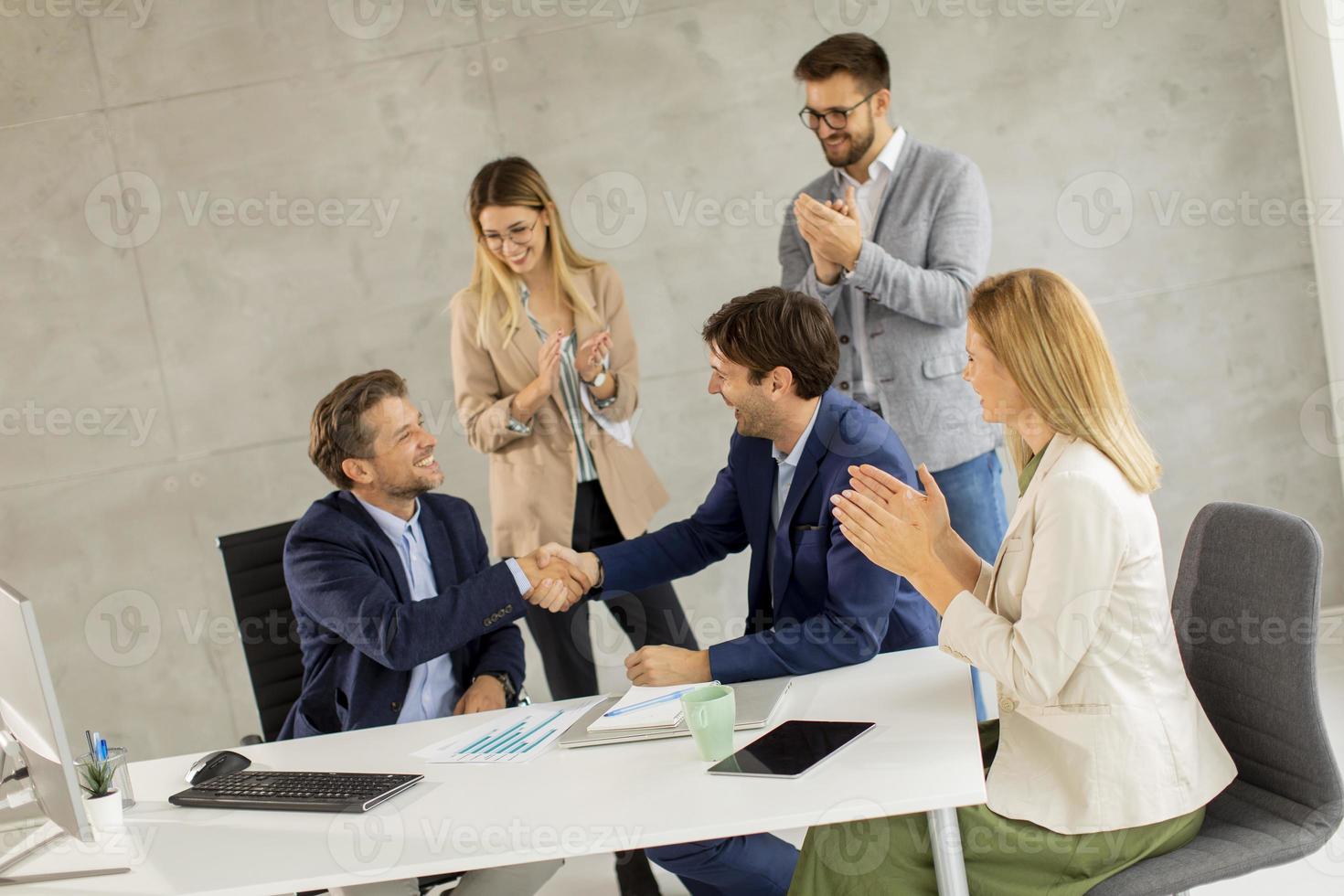 professionals die een zakelijke overeenkomst sluiten foto