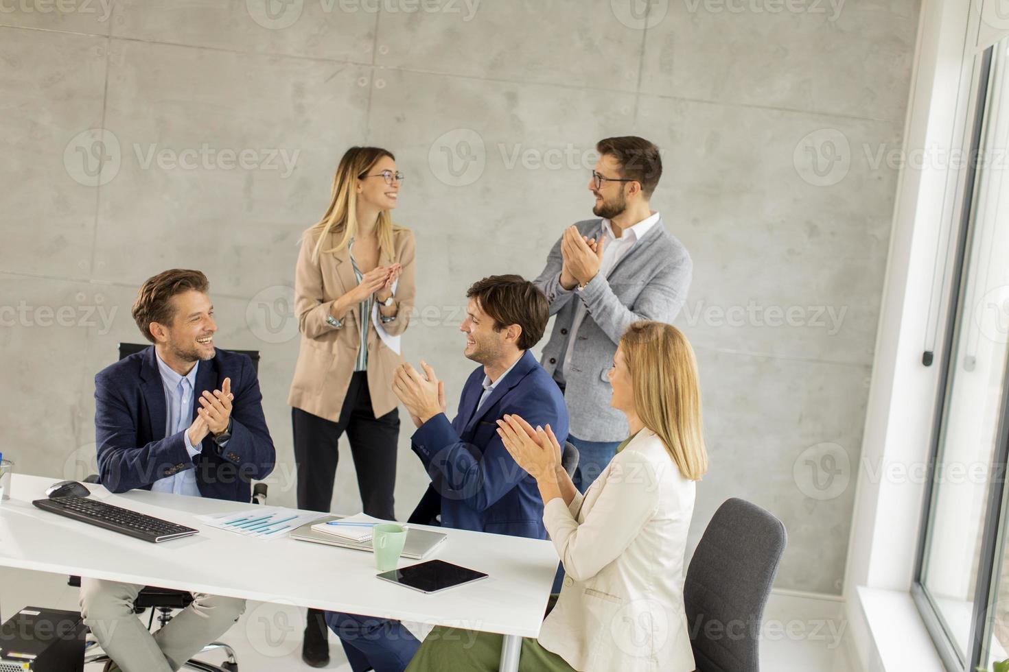 mensen klappen in een vergadering foto