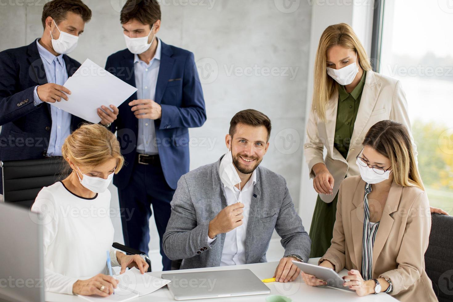 man masker in vergadering opstijgen foto