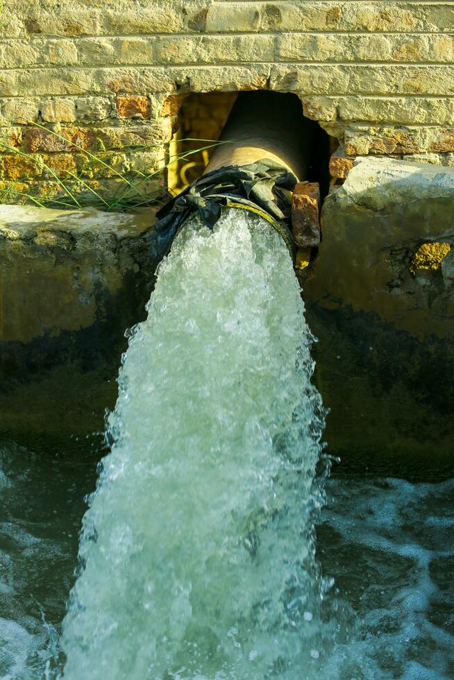 tubewell in dorp naar geven water naar gewassen foto