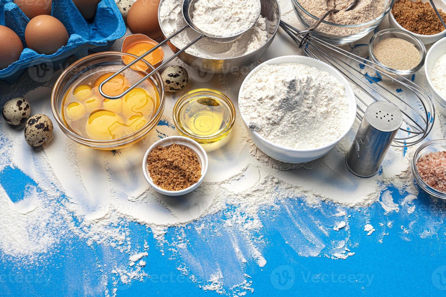 bakken ingrediënten op blauwe kleur achtergrond bovenaanzicht foto