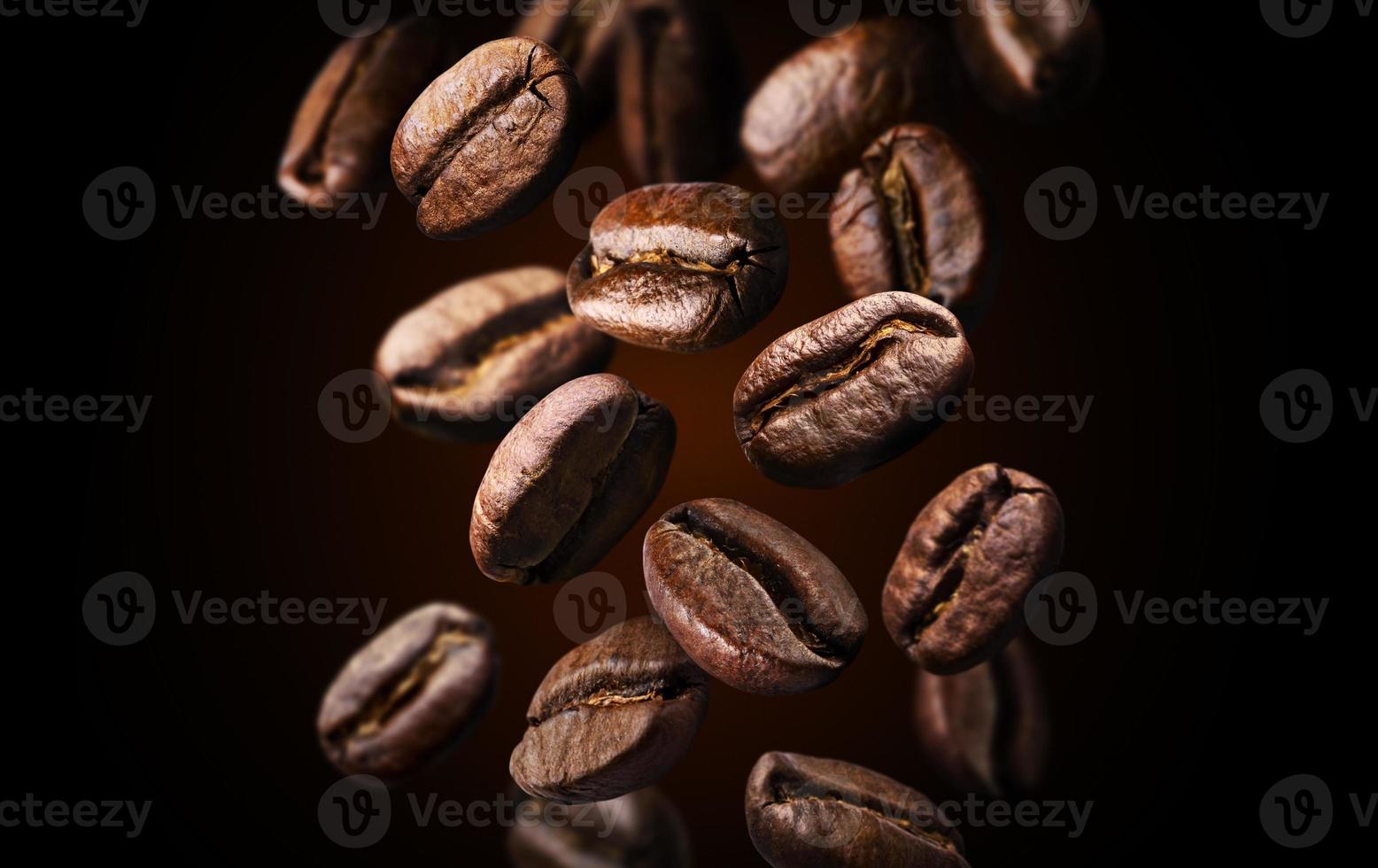 geroosterde vallende of vliegende koffiebonen op zwarte achtergrond close-up foto