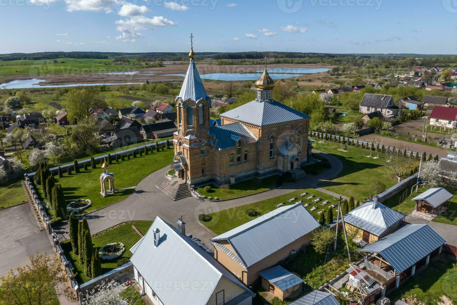 antenne visie Aan barok of gotisch tempel of Katholiek kerk in platteland foto