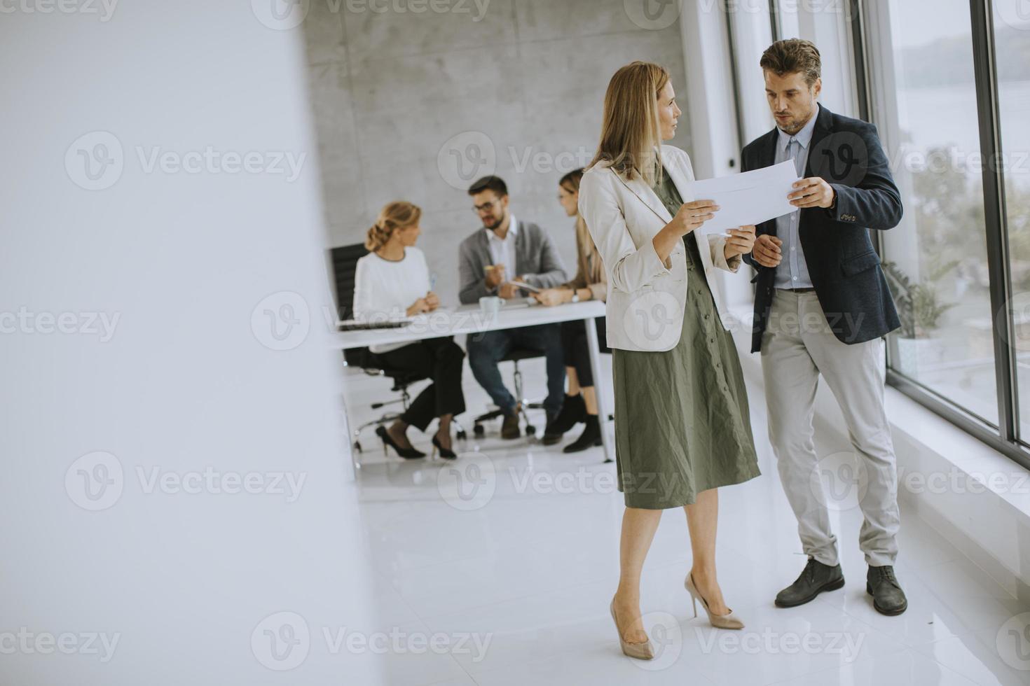 professionals die een vergadering hebben foto