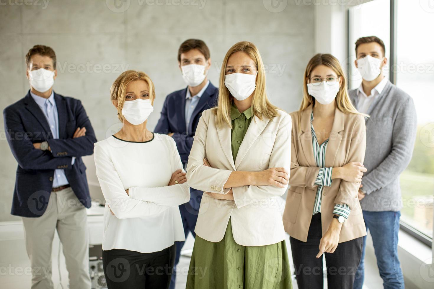 professionals staan en dragen maskers foto