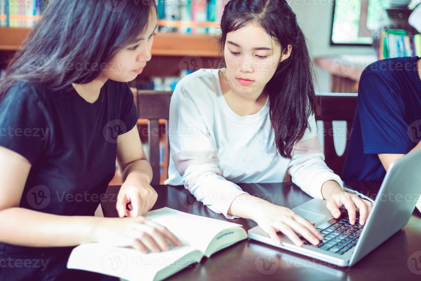 twee studenten die samen studeren foto