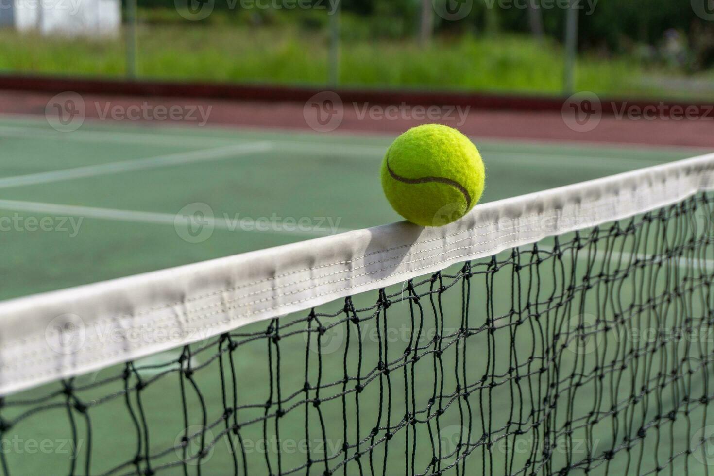 dichtbij omhoog van tennis bal clips de top van de netto. tennis bal raken de netto en gaat naar de andere kant. foto