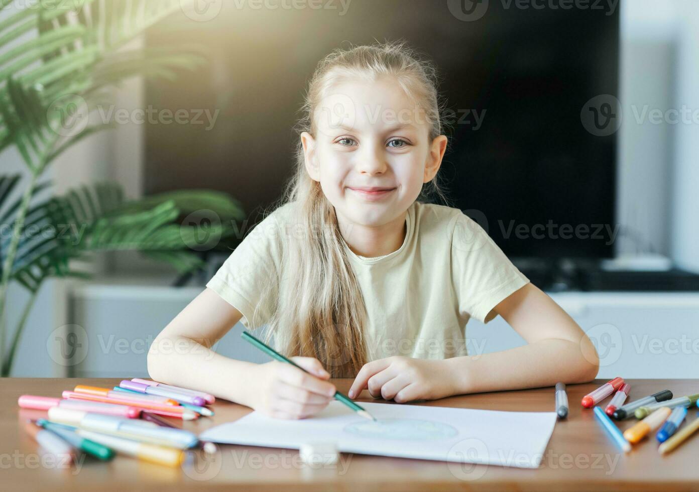 kind meisje tekening met kleurrijk potloden foto