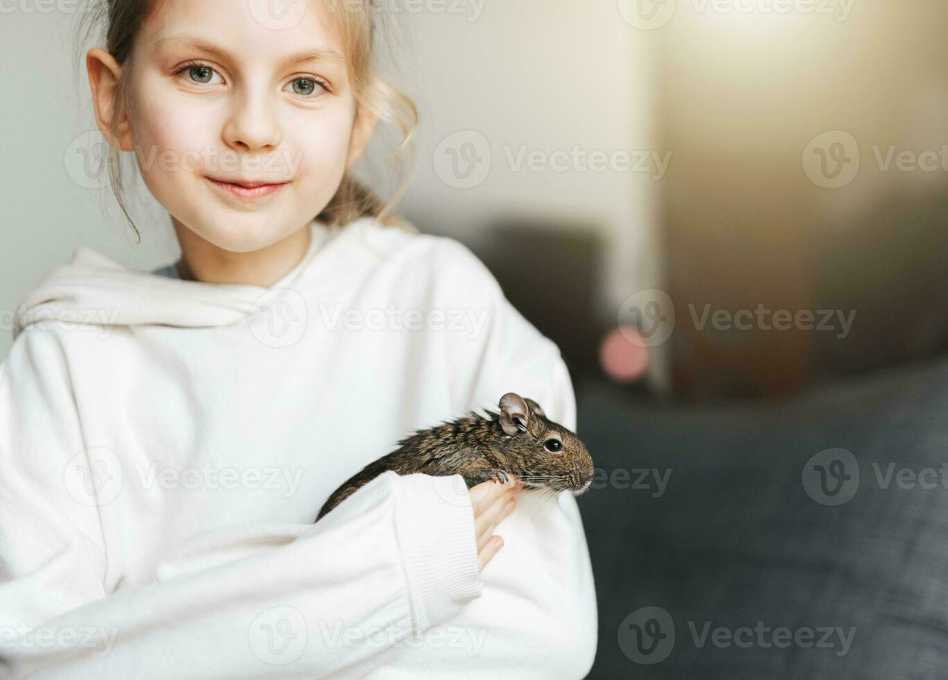 weinig meisje spelen met klein dier degu eekhoorn. foto