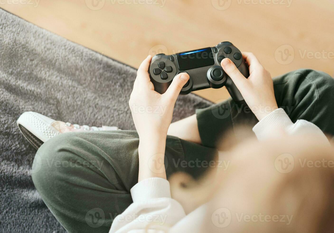 weinig meisje spelen Aan spellen troosten foto