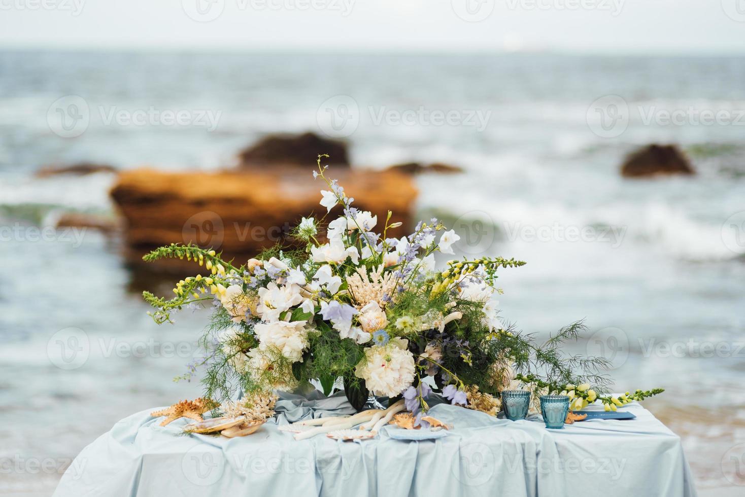 huwelijksceremonie op het zandstrand foto